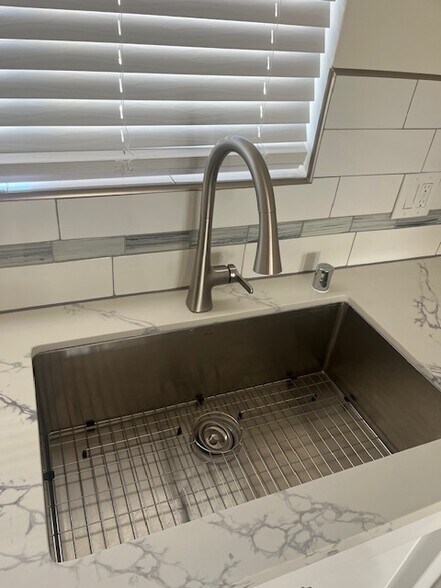 Building Photo - 53 Suffolk Ave