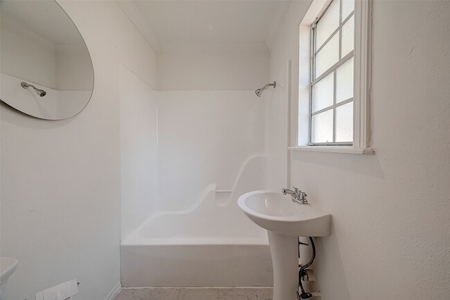 Building Photo - 5831 Annunciation St