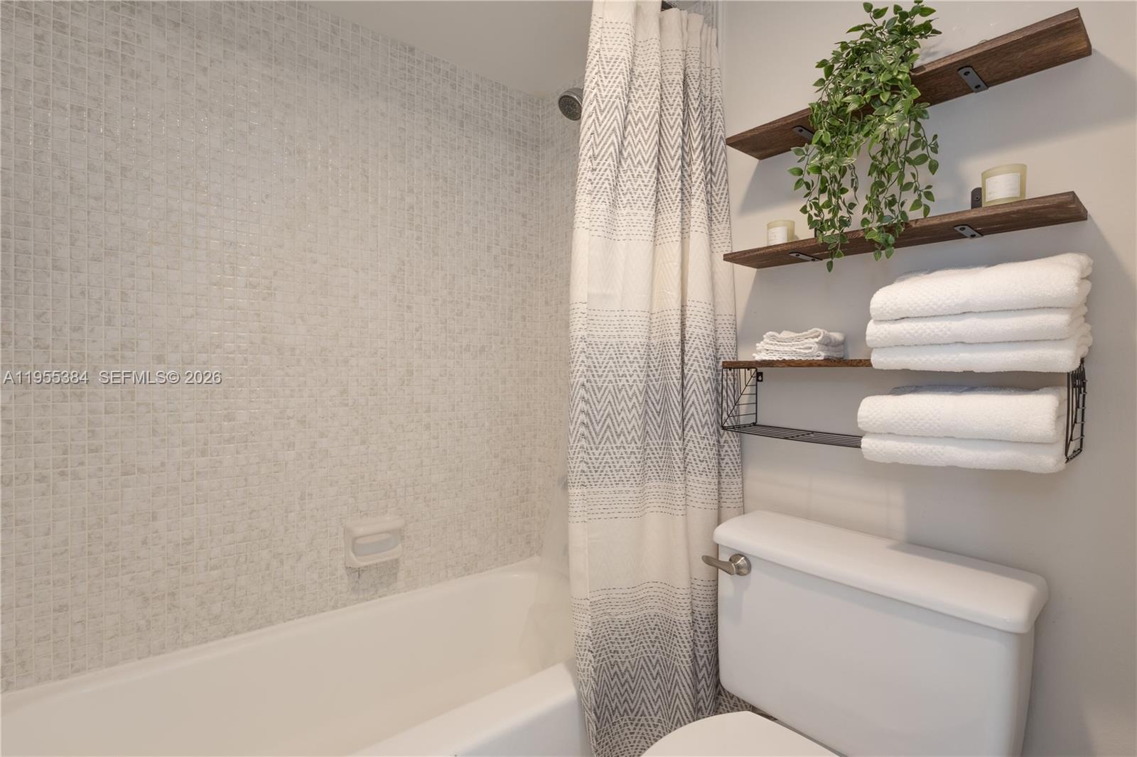 Building Photo - 300 Bayview Dr