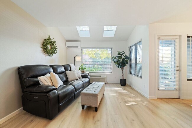 Building Photo - 2 bedroom Condo