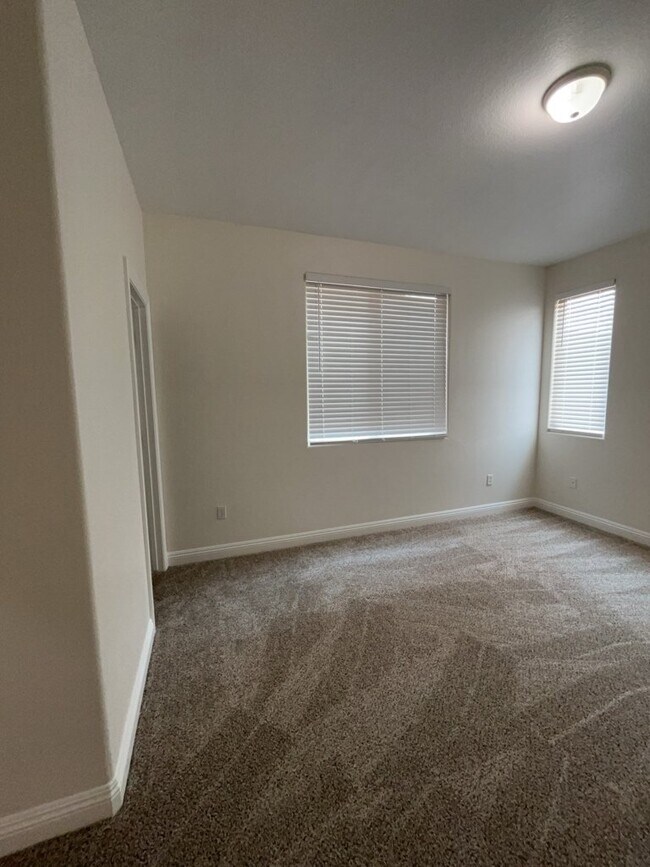 Building Photo - 533 Blanche Ct