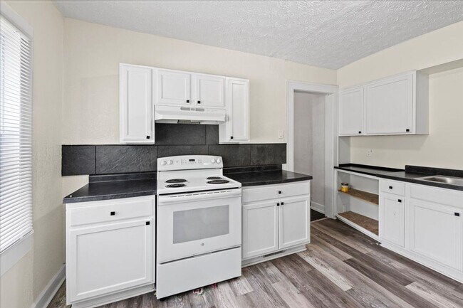 Building Photo - 1052-1052 N Warman Ave