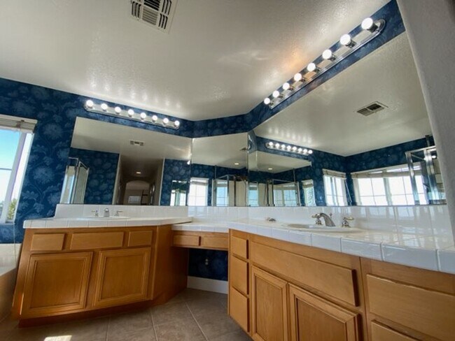 Building Photo - Great 4 Bd/3Bth in the San Marcos Santa Fe...