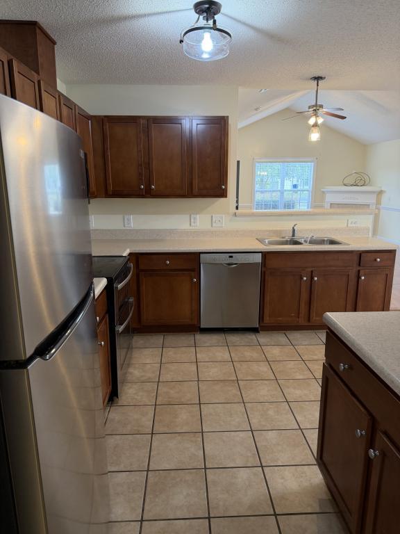 Building Photo - 2556A Saddleback Dr