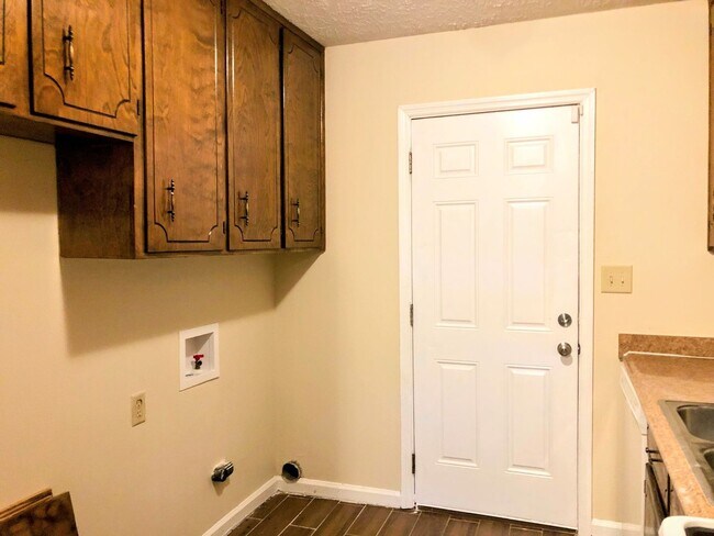 Building Photo - AVAILABLE NOVEMBER 2025 | 2BR 1BA Duplex