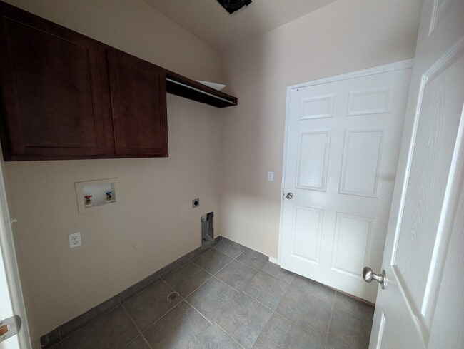 Building Photo - 5803 London Dr