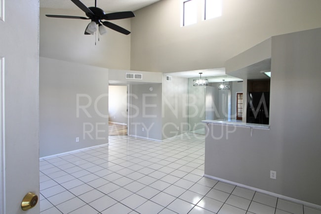Building Photo - Cute and cozy 2-beds, 2-baths upstairs con...