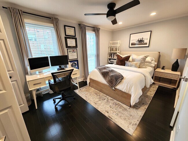 Building Photo - Location, location, location! Beautiful 2BR/1.5BA townhouse in West End Park!