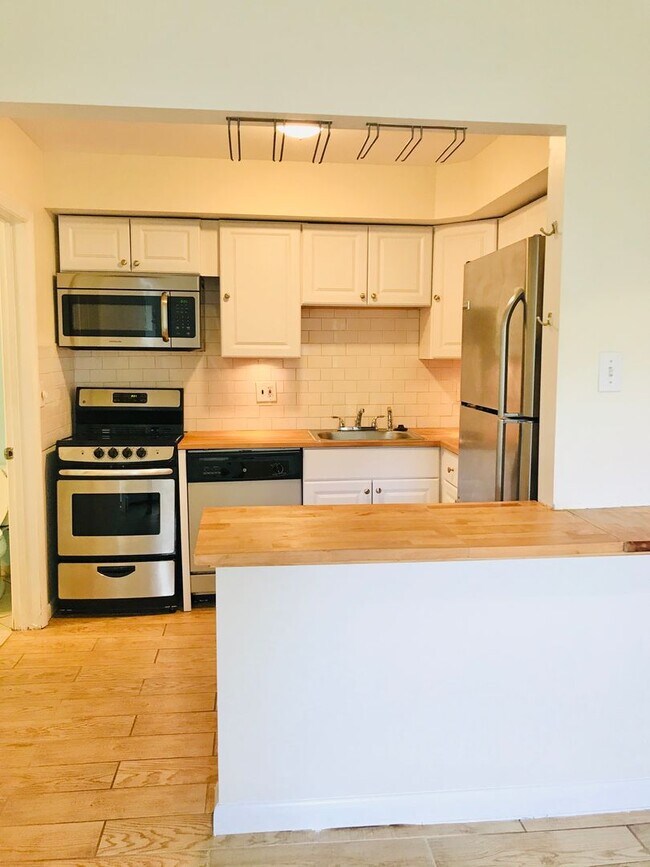 Building Photo - Gorgeous 2-Bed/1.5-Bath Townhouse in West Chester! Available Early September!