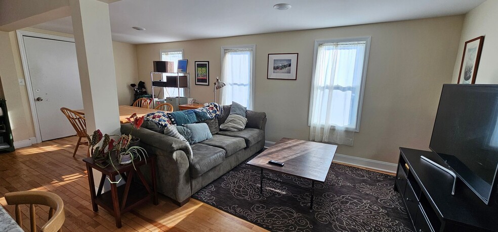 Building Photo - 389 E Allen St