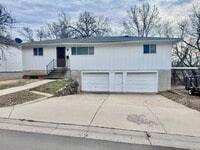 Building Photo - 4 Bedroom Home Near KU Med