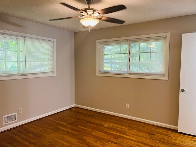 Building Photo - Cute cottage! 3 bed, 2 full bath, large bo...