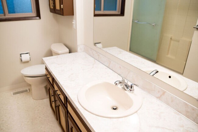 Building Photo - Immaculately maintained 3-bdr/1.5-bath ran...