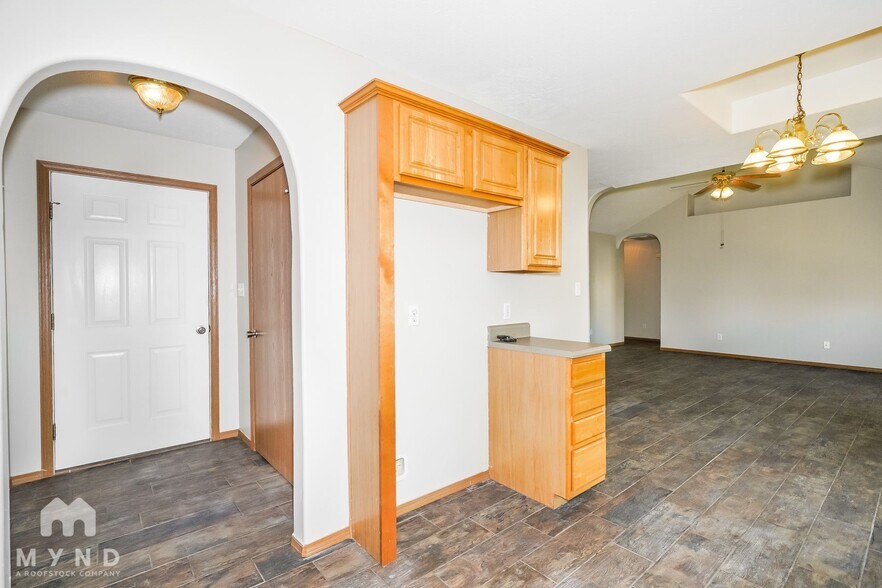 Building Photo - 2628 E Moonlight St