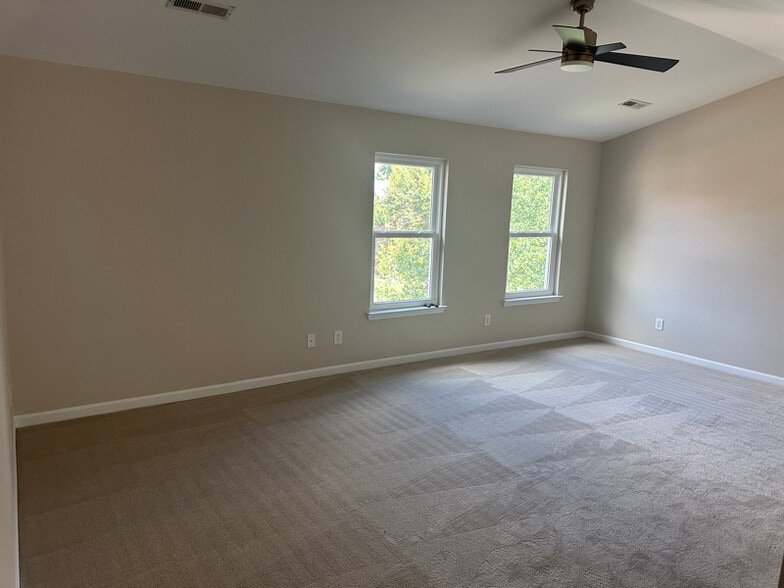 Building Photo - 1152 Olde Cameron Ln