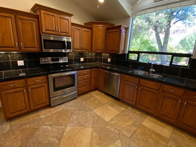 Building Photo - 2285 Sanborn Dr