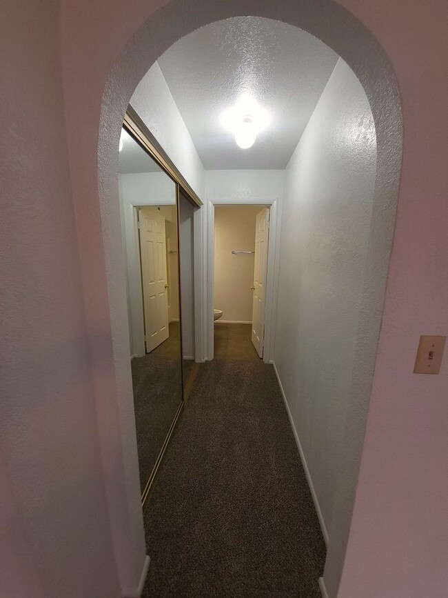 Building Photo - TEMPE CONDO WITH SPLIT BEDROOMS!