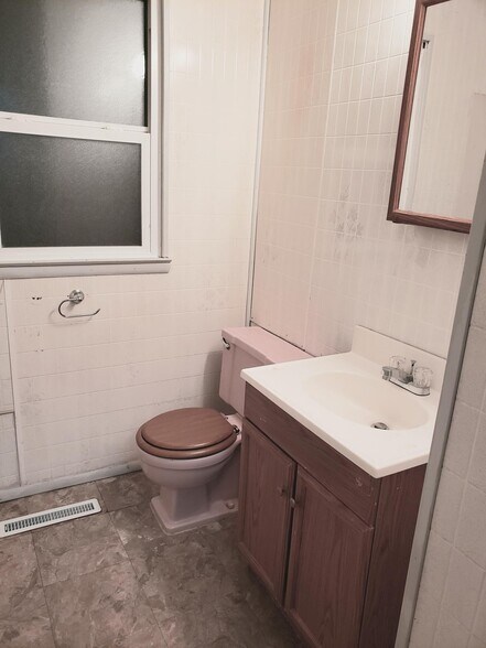 New toilet seat and paper holder. - 10631 Saratoga st