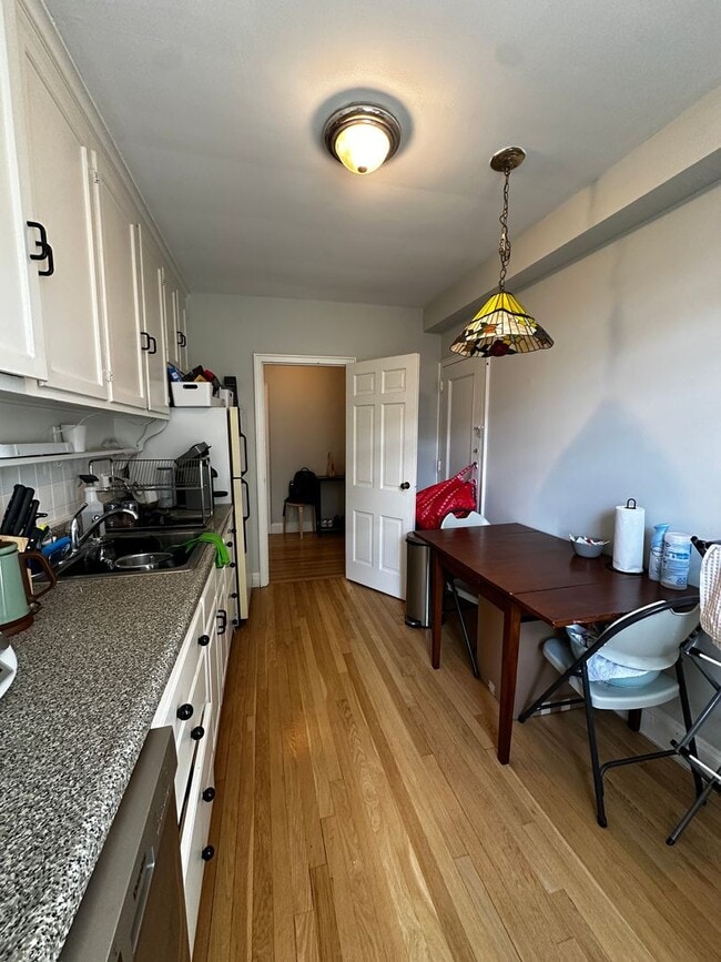 Building Photo - Bright & Spacious 1-Bedroom Top-Floor Apar...