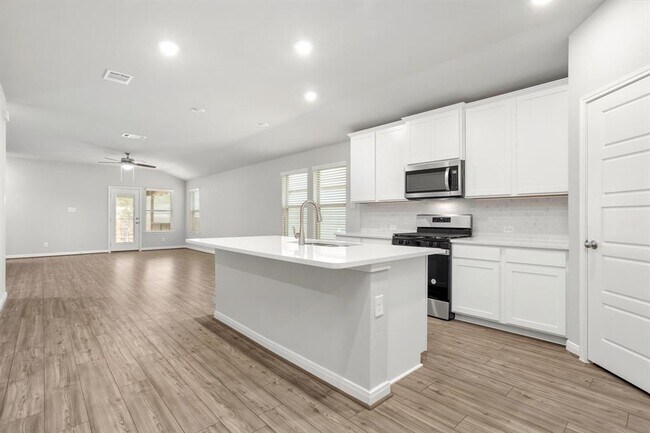 Building Photo - 25810 Posey Dr