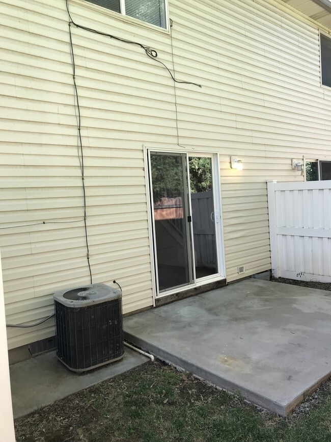 Building Photo - 2 bedrooms 1.5 bathroom with large living room, large kitchen PLUS 1 car garage. Bedrooms are huge