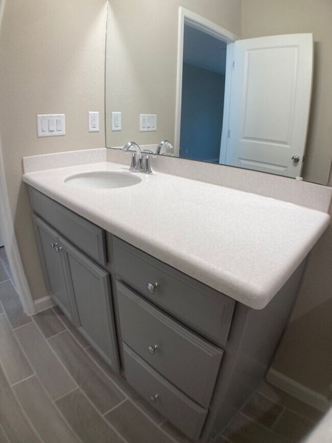 Building Photo - Comfortable 3 Bedroom Home With Great Outd...