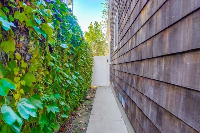 Building Photo - Beautiful 4 Bed/4 Bath Family Home w/pool - Upcoming and available at the end of April!