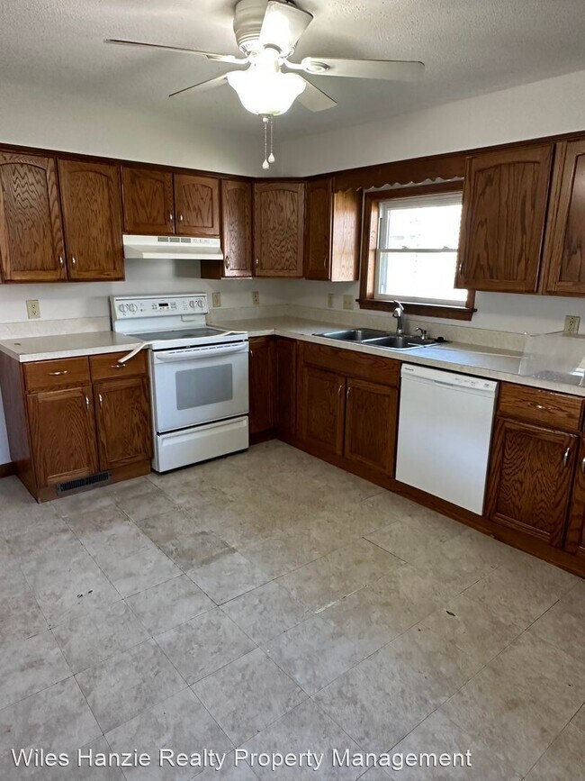 Building Photo - 3 br, 1 bath House - 211 N Milton St