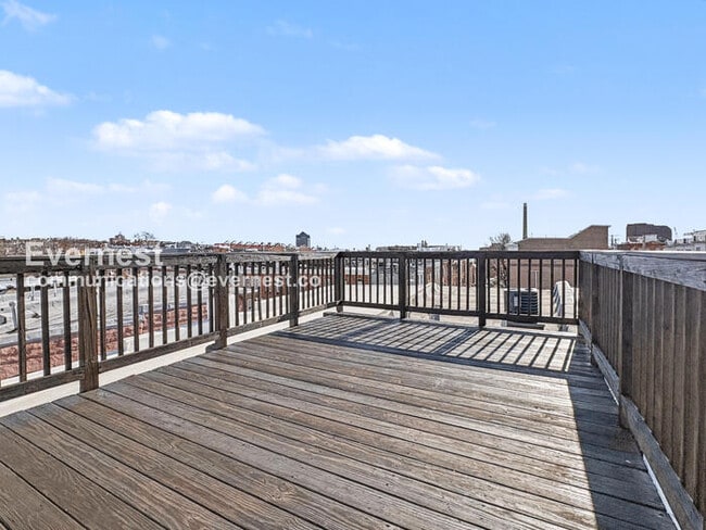 Building Photo - 4 Bed/3 Bath Townhome with In-Unit Laundry / Available Now!