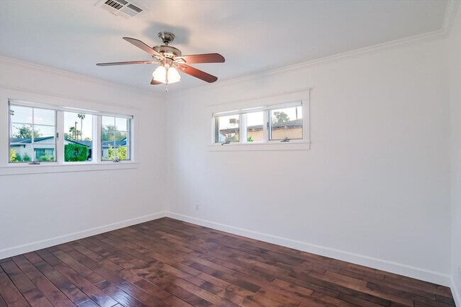 Building Photo - 5328 E Pinchot Ave