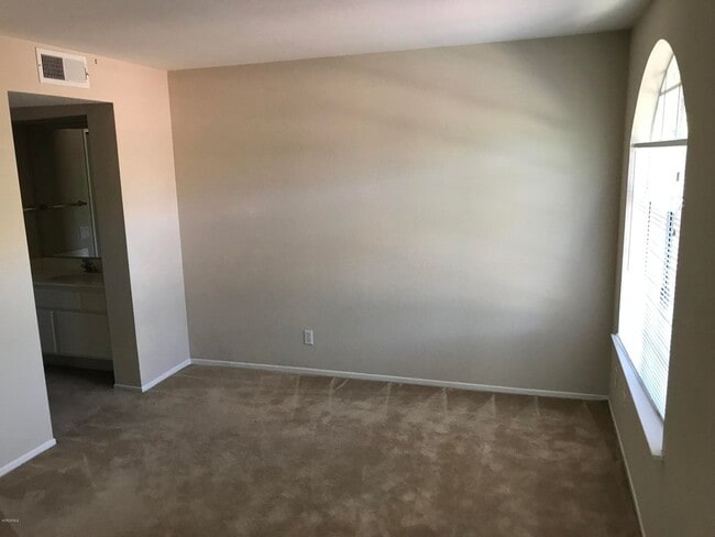 Building Photo - Nice Oak Park Corner Unit Townhome Which I...