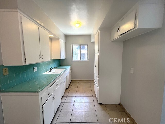 Building Photo - 620 W 82nd St