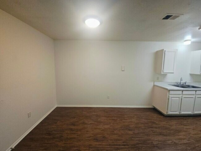 Building Photo - Perfect location in NRH! Awesome duplex wi...