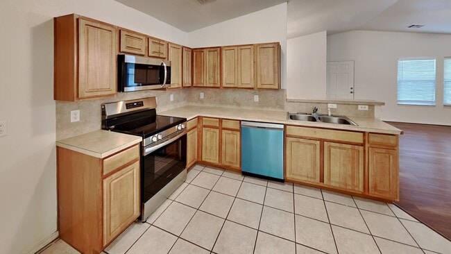 Building Photo - 3 Bedroom 2 Bath with 2 Car Garage - Moore...