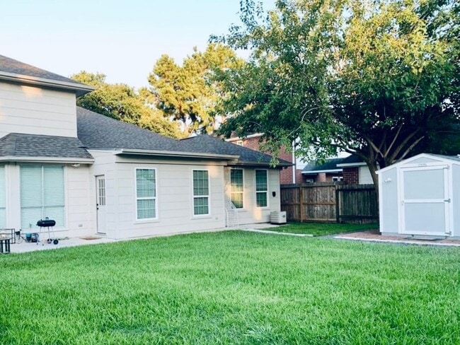 Building Photo - 5739 Henniker Dr