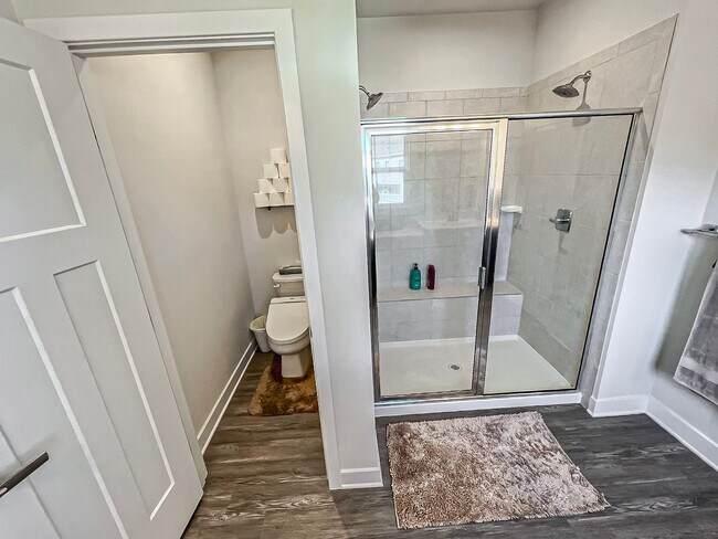 Building Photo - Luxurious 4 Bedroom 3.5 Bathroom End Unit ...