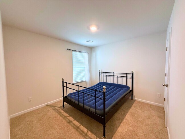 Building Photo - 605 Palmerston Dr