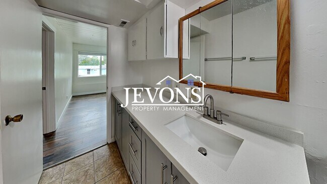 Building Photo - $1,000 Rent Credit if move-in occurs befor...