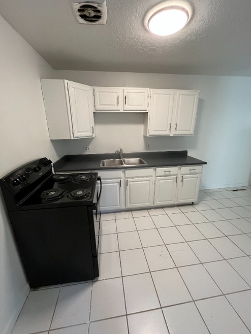 Building Photo - 831 E Stratford Ave