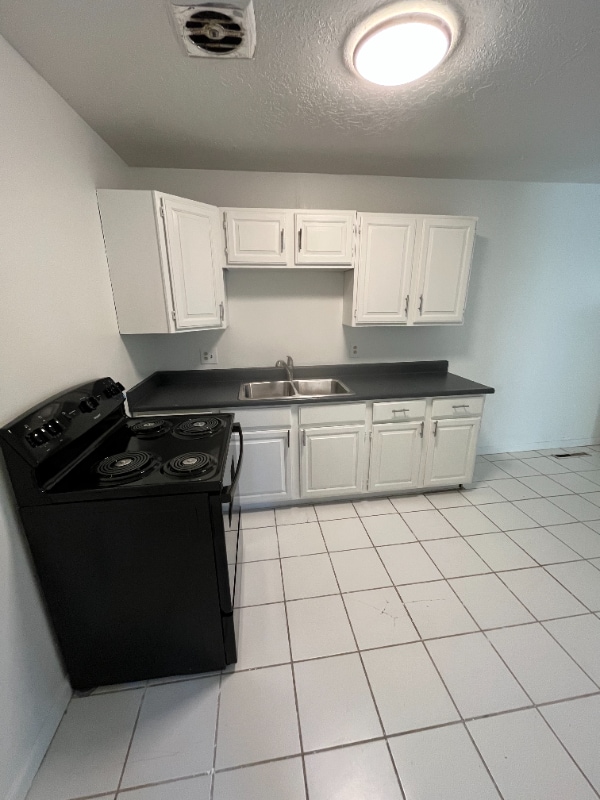 Building Photo - 831 E Stratford Ave