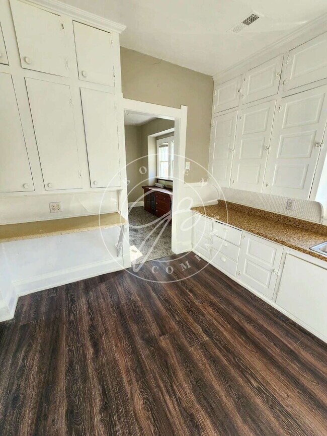 Building Photo - 2 bedroom Upper unit- over 1200 sq feet! Private enclosed porch! Water included!