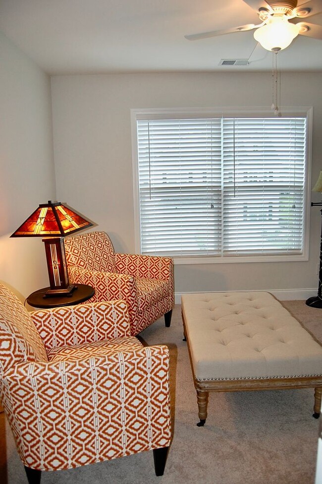 Building Photo - Beautiful four bedroom in Oyster Point - M...