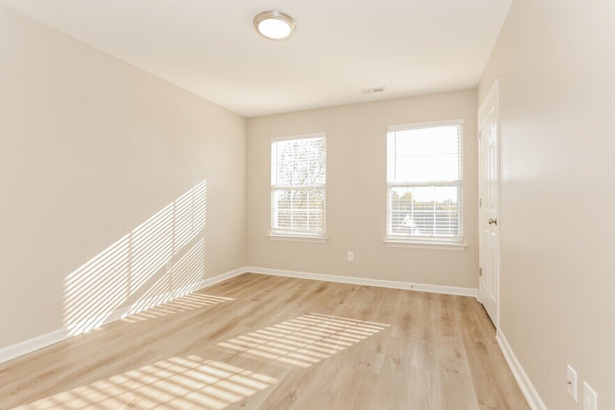 Building Photo - 6005 Crestview court