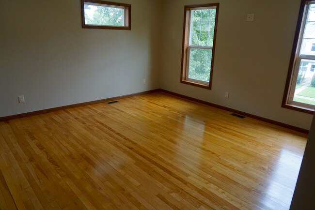 Building Photo - Great 5 bedroom house for rent near U of M...