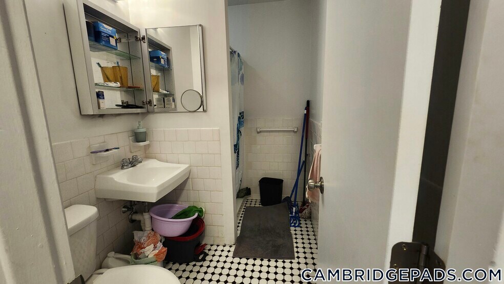 Building Photo - 20 Hubbard Park Rd