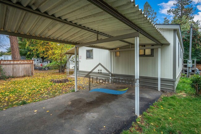 Building Photo - 3 Bedroom 2 Bathroom Home with Carport Available in Coeur d'Alene!