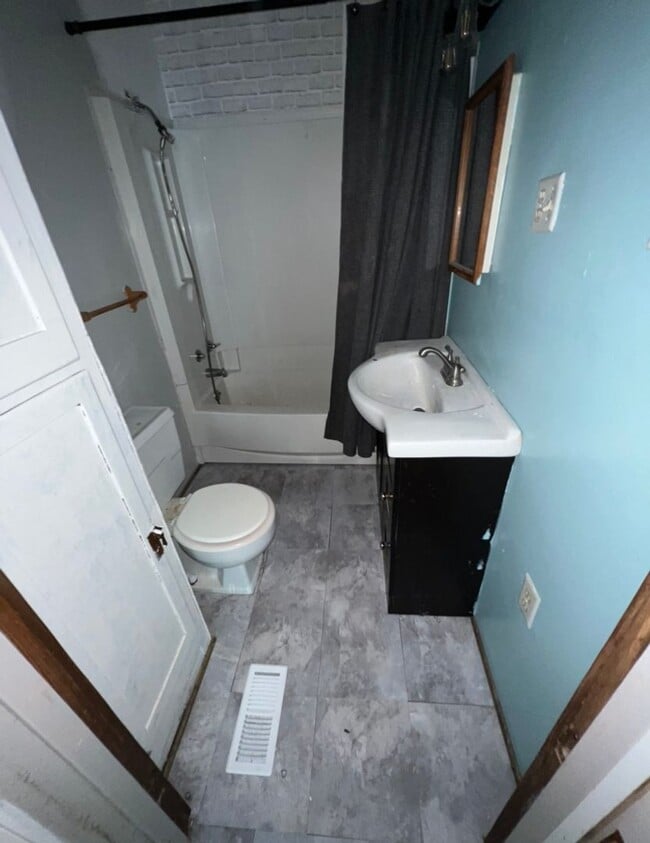 Building Photo - Great Location - $2000 Down / $880 Month