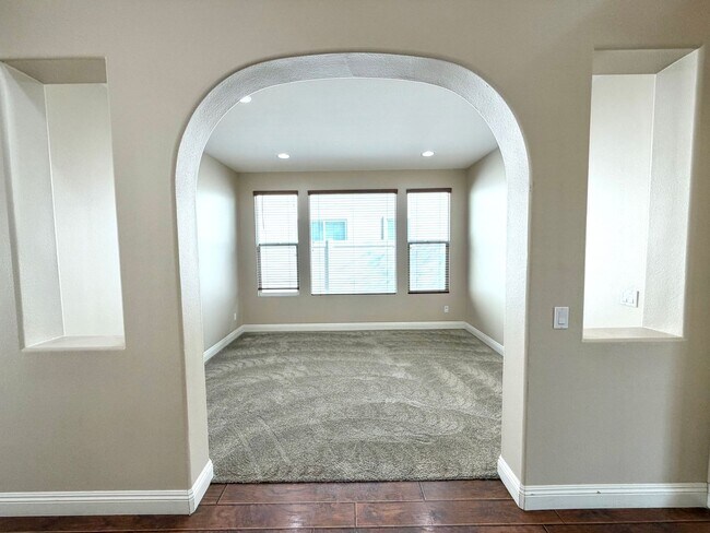 Building Photo - Spacious 5 Bedroom Wolf Creek Home with Balcony, Loft & Secondary Kitchen