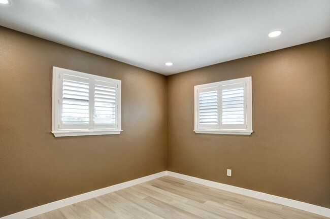Building Photo - 1109 N Holmar Ave
