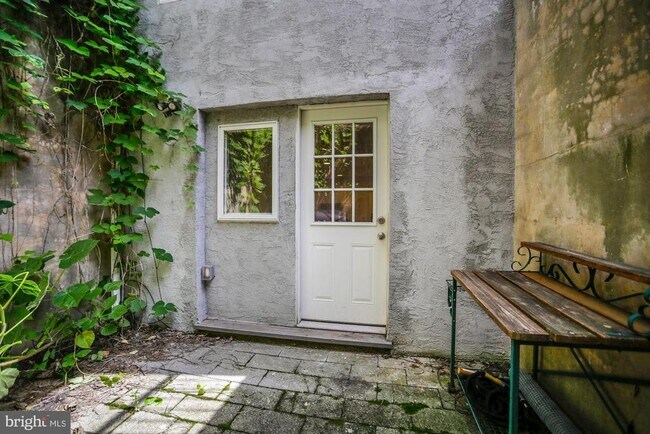 Building Photo - 430 Poplar St